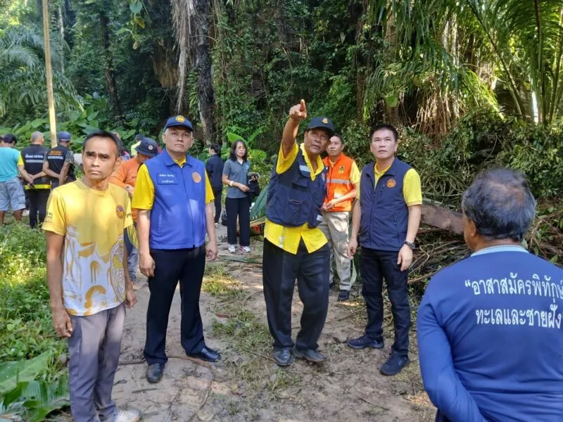 พังงา – นายอำเภอสั่งตรวจสอบพื้นที่หินถล่มทับรถแบคโฮคนขับตาย เตรียมตรวจสอบพื้นที่เอาผิดผู้ลักลอบตักหิน