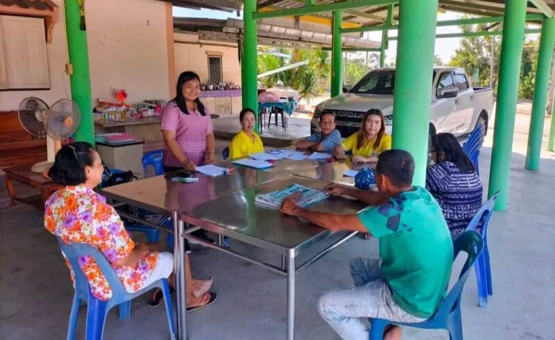 สำนักงานพัฒนาชุมชนอำเภอพานทอง จังหวัดชลบุรี ร่วมติดตามการพิจารณาอนุมัติเงินยืมโครงการแก้ไขปัญหาความยากจน(กข.คจ.)