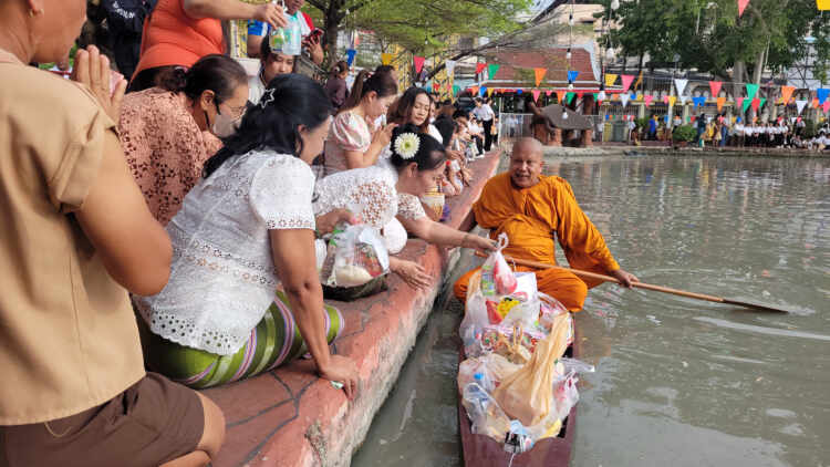 พระครูแจ้ นำพระสงฆ์พายเรือรับบิณฑบาตทางน้ำ เนื่องในงานประเพณีลอยกระทง