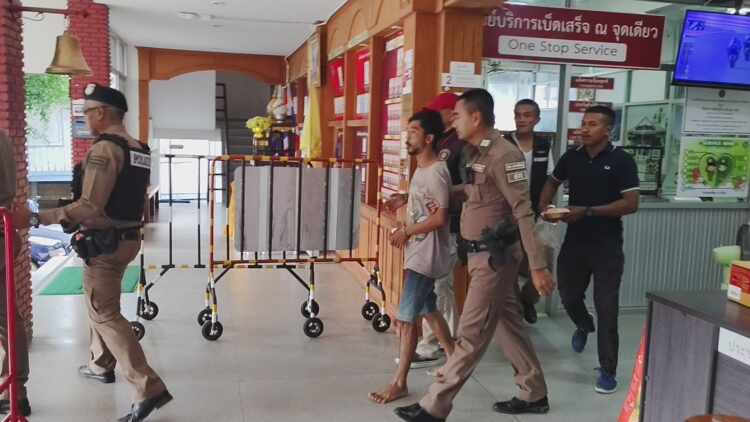 พังงา – ตำรวจควบคุมตัวมือฆ่าโหดสาวตะกั่วป่าไปฝากขังที่ศาลจังหวัดตะกั่วป่า