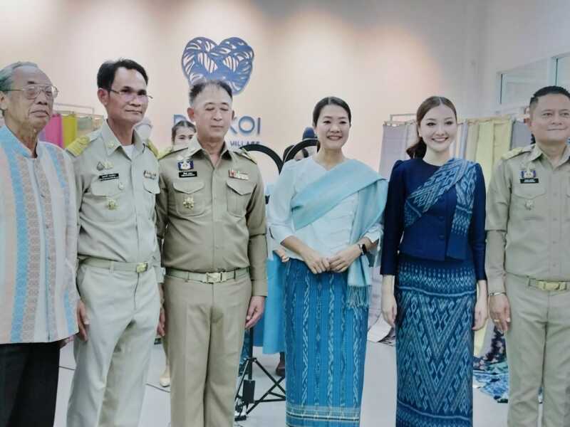 นางสาวธีรรัตน์ สำเร็จวาณิชย์ รัฐมนตรีช่วยว่าการกระทรวงมหาดไทย เยี่ยมชมการดำเนินงานของศูนย์เรียนรู้ผ้าย้อมคราม “วิชชาลัยดอนกอย วิถีแห่งการพัฒนาที่ยั่งยืน” จ.สกลนคร