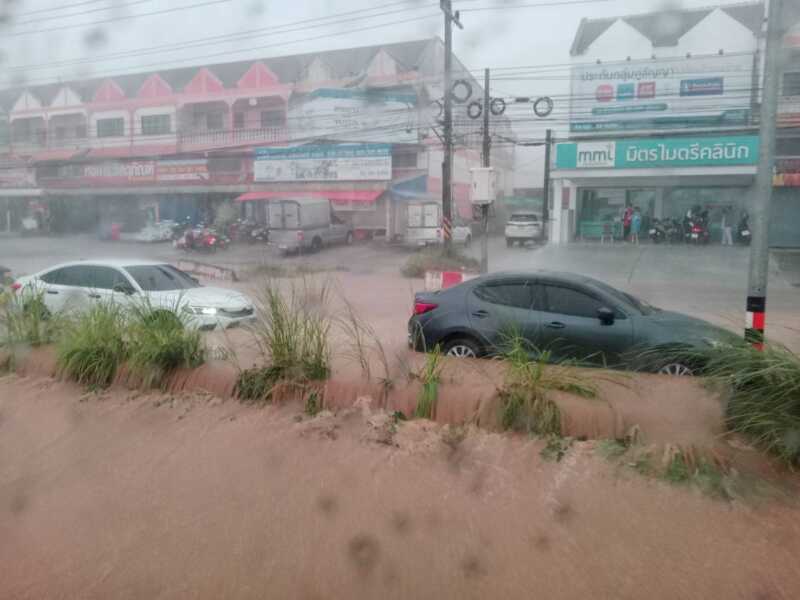 บ่อวินอ่วม หลังพายุฤดูร้อนพ่นพิษทำฝนตกหนักน้ำท่วมถนนหลายสายในพื้นที่