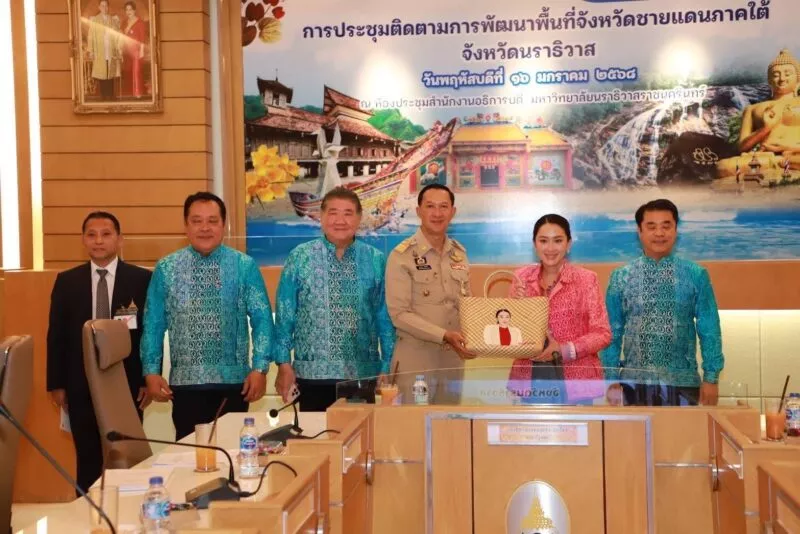 นายกรัฐมนตรี ประชุมติดตามความคืบหน้างานด้านการพัฒนาจังหวัดชายแดนภาคใต้ ขณะที่ ผู้ว่าฯ นราธิวาส มอบกระเป๋ากระจูดรุ่น “ banyai my bags ” เป็นของที่ระลึกจากใจชาวนราธิวาส