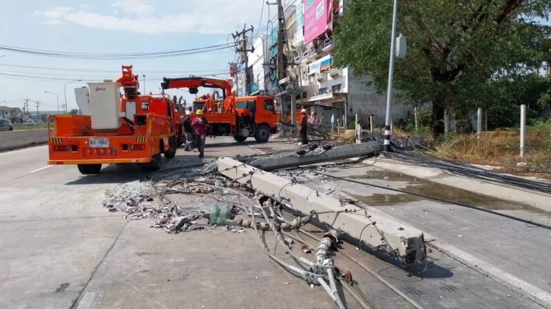 ปทุมธานีลมกระโชกแรงฟ้าผ่าเสาไฟแรงสูงหัก 3 ต้นกีดขวางการจราจร