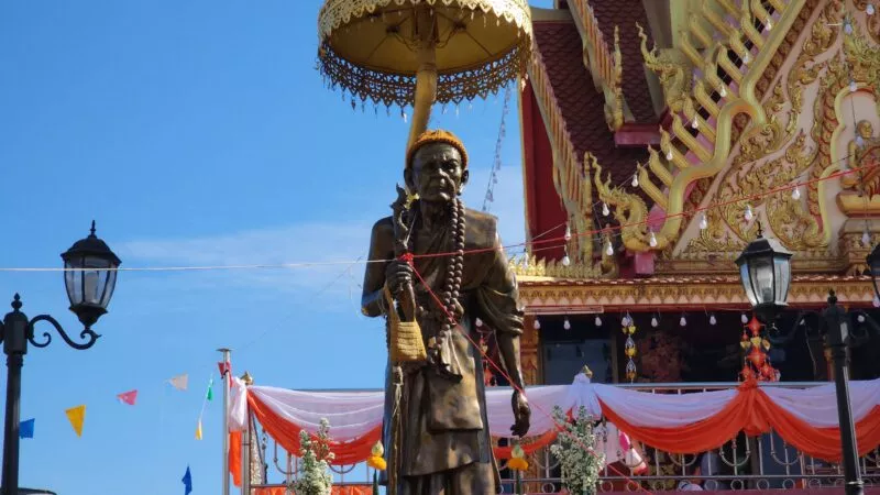 ศิษยานุศิษย์ หลั่งไหลร่วมพิธีเปลี่ยนผ้าไตรจีวรสรีระสังขารหลวงปู่หมุน เนื่องวันครบรอบ 22 ปี วันละสังขาร หลวงปู่หมุน