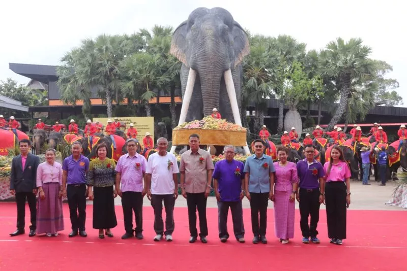 สุดยิ่งใหญ่ สวนนงนุชพัทยา จัดงานวันช้างไทย เลี้ยงบุฟเฟต์ขันโตกผลไม้ยักษ์สูงกว่า 3 เมตร พร้อมขบวนแห่ นางรำ และช้างแสนรู้ 60 เชือก