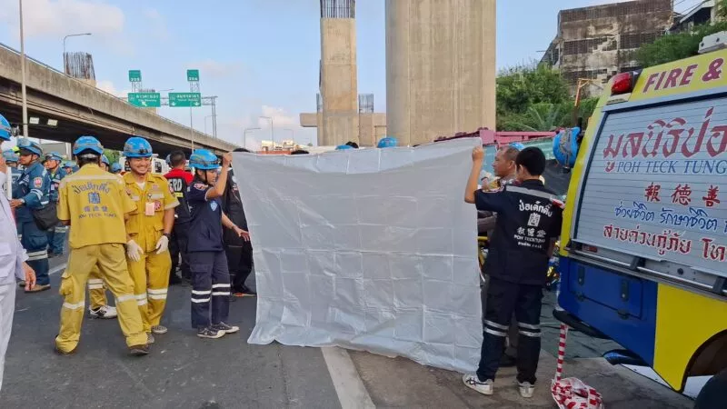 ผบช.น.ลงพื้นที่ตรวจสอบเหตุโครงสร้างของทางยกระดับ ถล่มทับคนงานเสียชีวิต 5 คน สูญหาย 2 คน แนะนำประชาชนหลีกเลี่ยงเส้นทาง พระราม 2 ช่วงดาวคะนอง